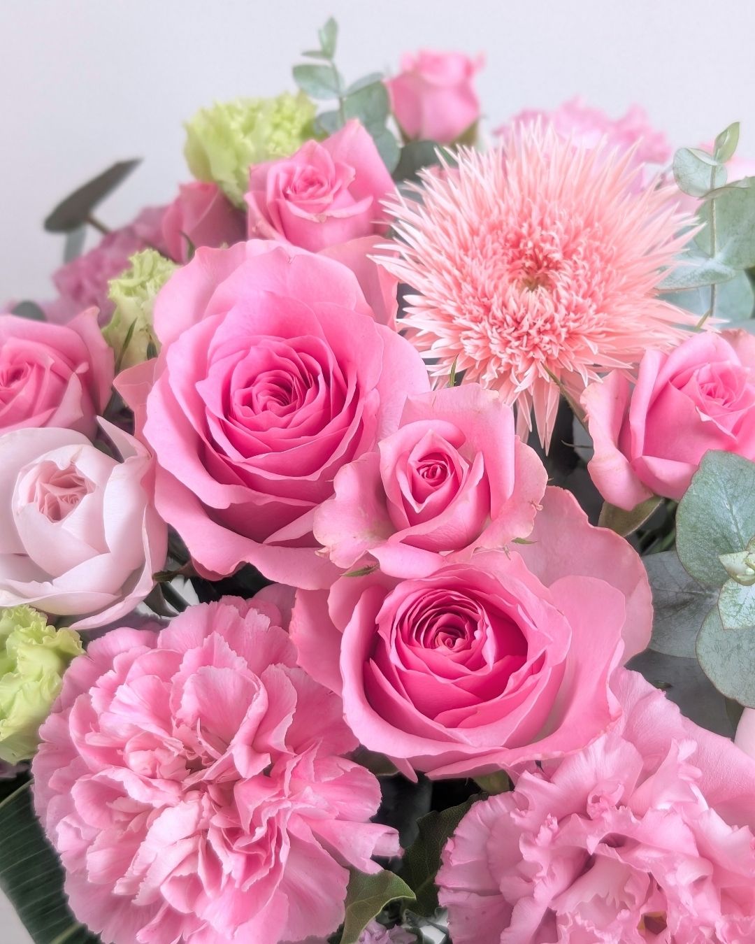 ピンク色の花束、アレンジメント。誕生日、記念日に喜ばれるお花の贈り物。フラワーギフト