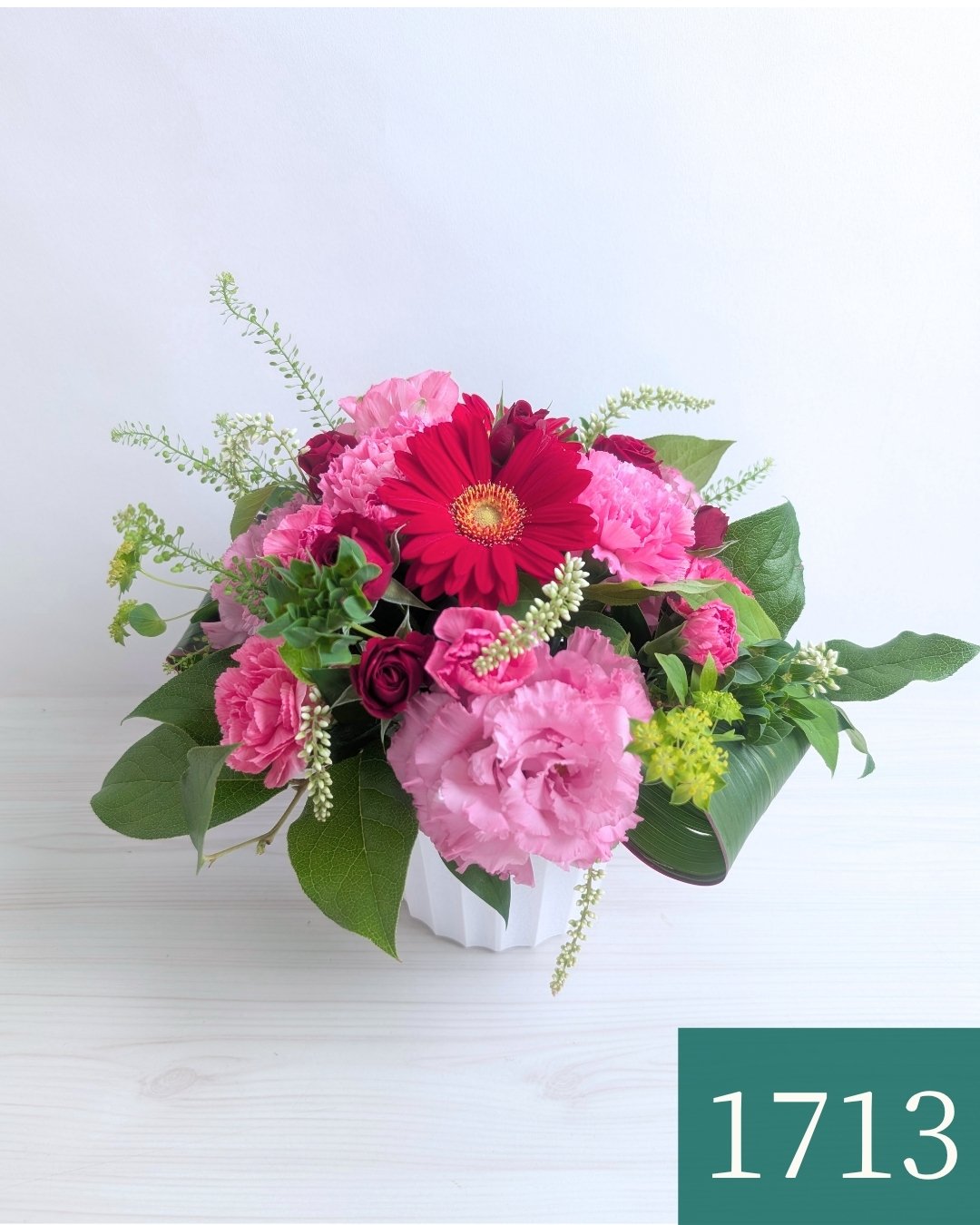 ピンク色の花束、アレンジメント。誕生日、記念日に喜ばれるお花の贈り物。フラワーギフト