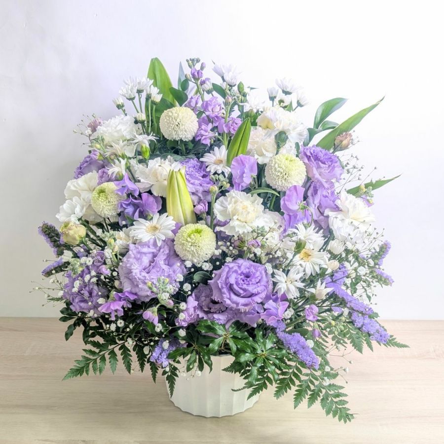 淡い紫、ラベンダー色の花束、アレンジメント。お祝い、お供えにもにぴったりな気持ちの伝わるフラワーギフト。