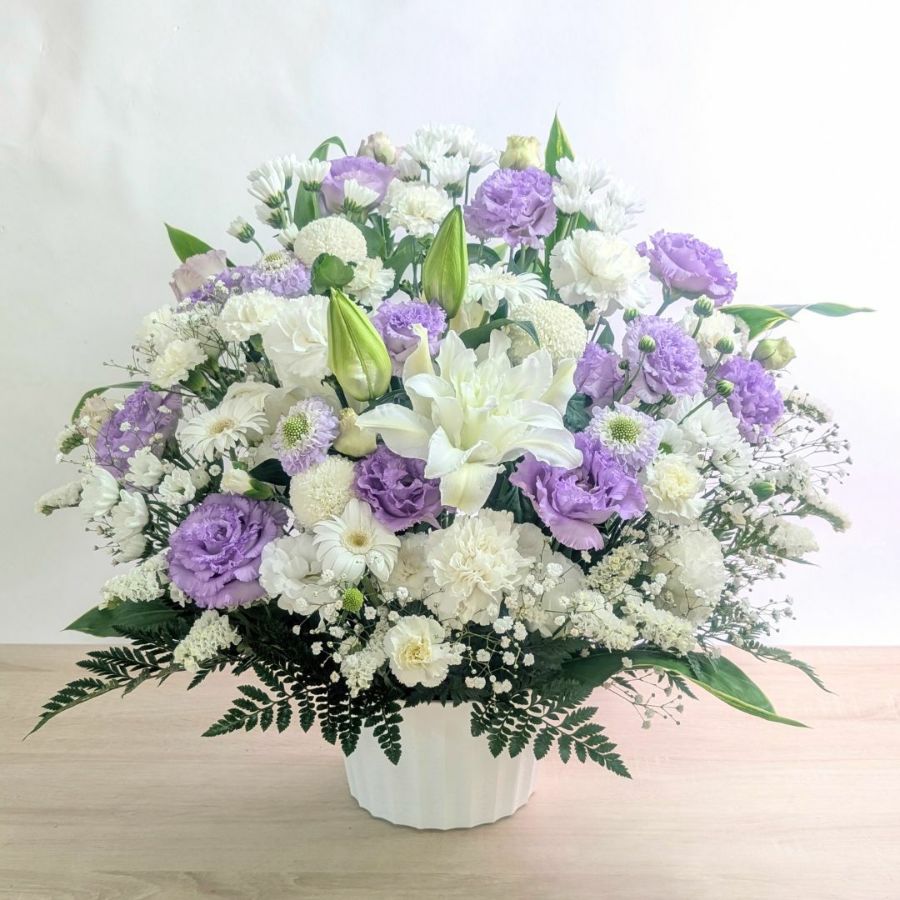 紫の花、ラベンダー色、藤色の花束、アレンジメント。お祝い、お供えにも喜ばれるお花、フラワーギフト