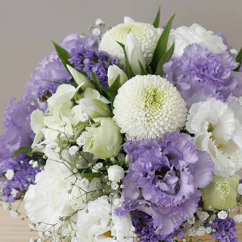 紫の花、ラベンダー色、藤色の花束、アレンジメント。お祝い、お供えにも喜ばれるお花、フラワーギフト