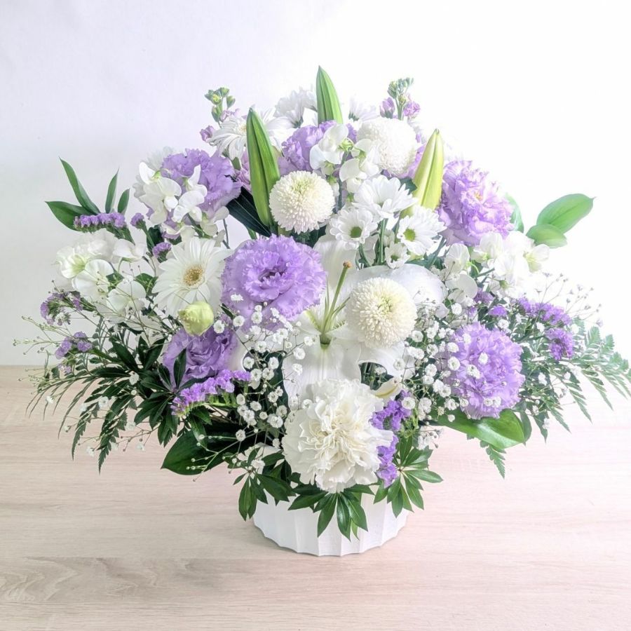 淡い紫、ラベンダー色の花束、アレンジメント。お祝い、お供えにもにぴったりな気持ちの伝わるフラワーギフト。