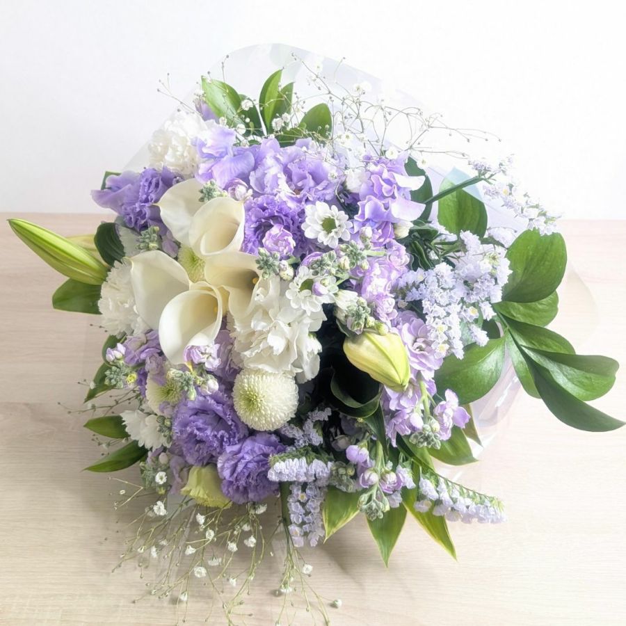 淡い紫、ラベンダー色の花束、アレンジメント。お祝い、お供えにもにぴったりな気持ちの伝わるフラワーギフト。