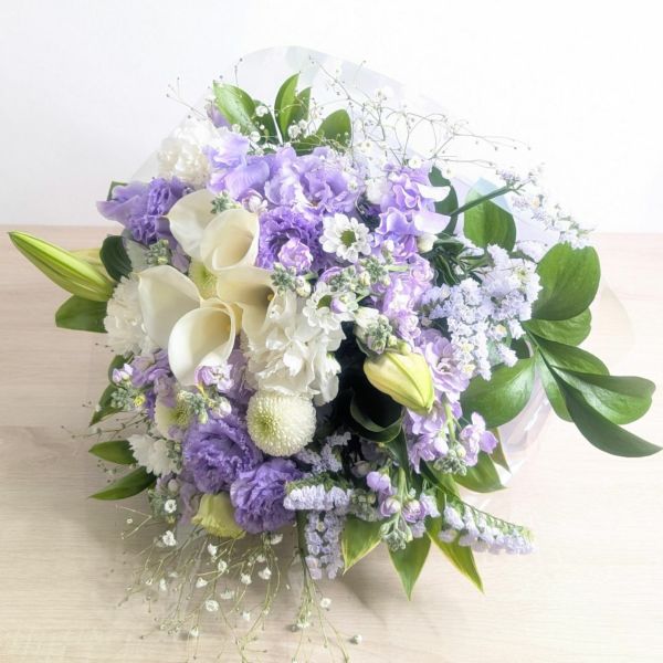 淡い紫、ラベンダー色の花束、アレンジメント。お祝い、お供えにもにぴったりな気持ちの伝わるフラワーギフト。