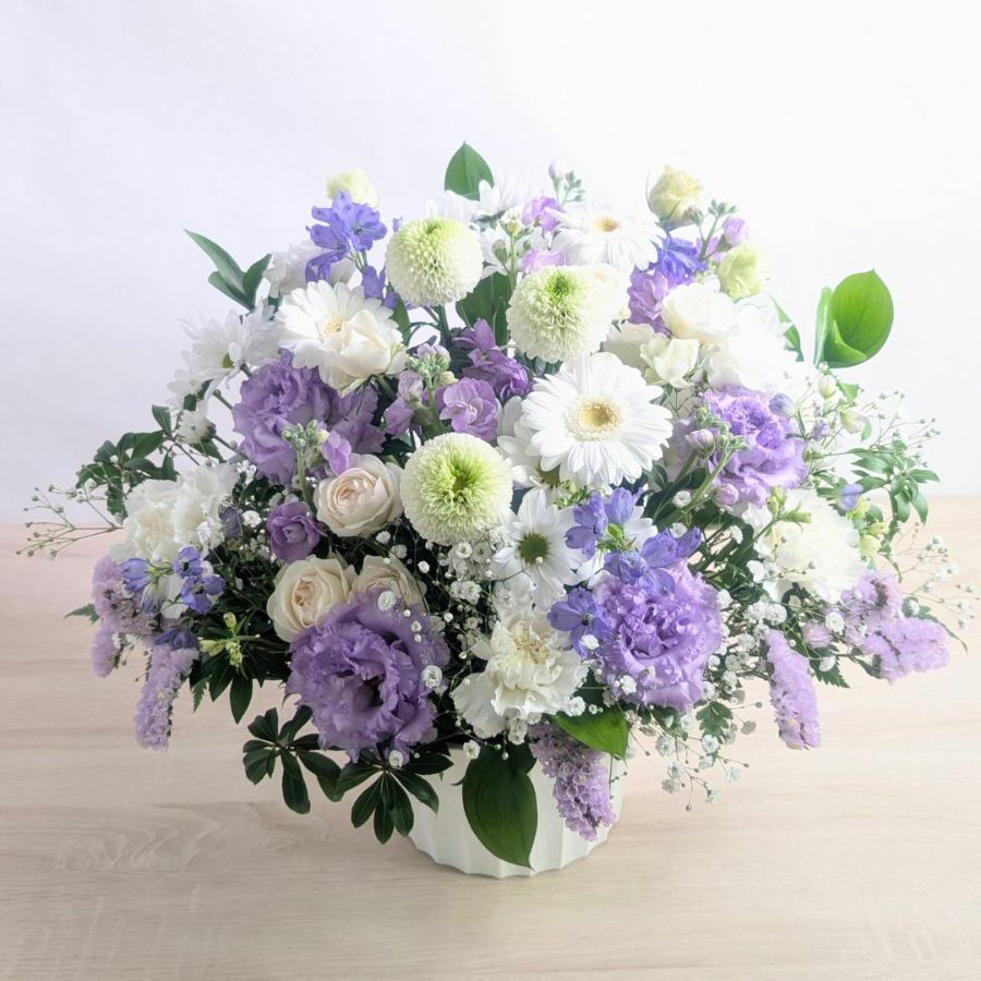 淡い紫、ラベンダー色の花束、アレンジメント。お祝い、お供えにもにぴったりな気持ちの伝わるフラワーギフト。