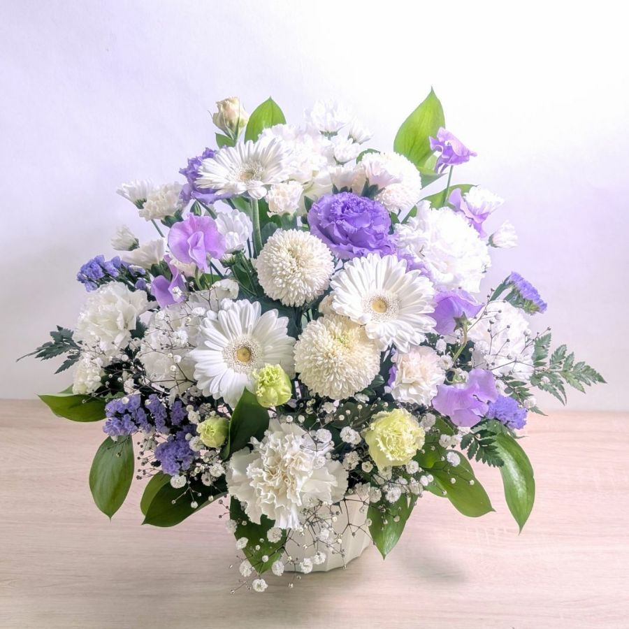 淡い紫、ラベンダー色の花束、アレンジメント。お祝い、お供えにもにぴったりな気持ちの伝わるフラワーギフト。