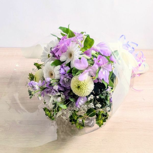 淡い紫、ラベンダー色の花束、アレンジメント。お祝い、お供えにもにぴったりな気持ちの伝わるフラワーギフト。