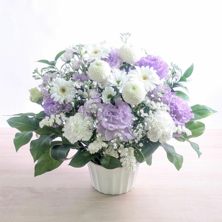 淡い紫、ラベンダー色の花束、アレンジメント。お祝い、お供えにもにぴったりな気持ちの伝わるフラワーギフト。