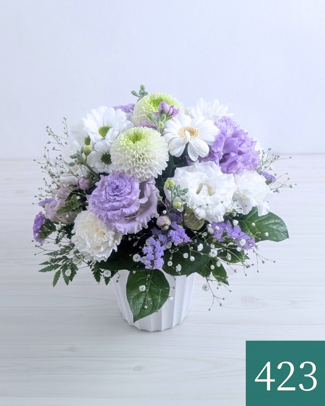 紫の花、ラベンダー色、藤色の花束、アレンジメント。お祝い、お供えにも喜ばれるお花、フラワーギフト
