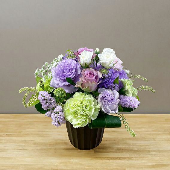 紫の花、ラベンダー色、藤色の花束、アレンジメント。お祝い、お供えにも喜ばれるお花、フラワーギフト