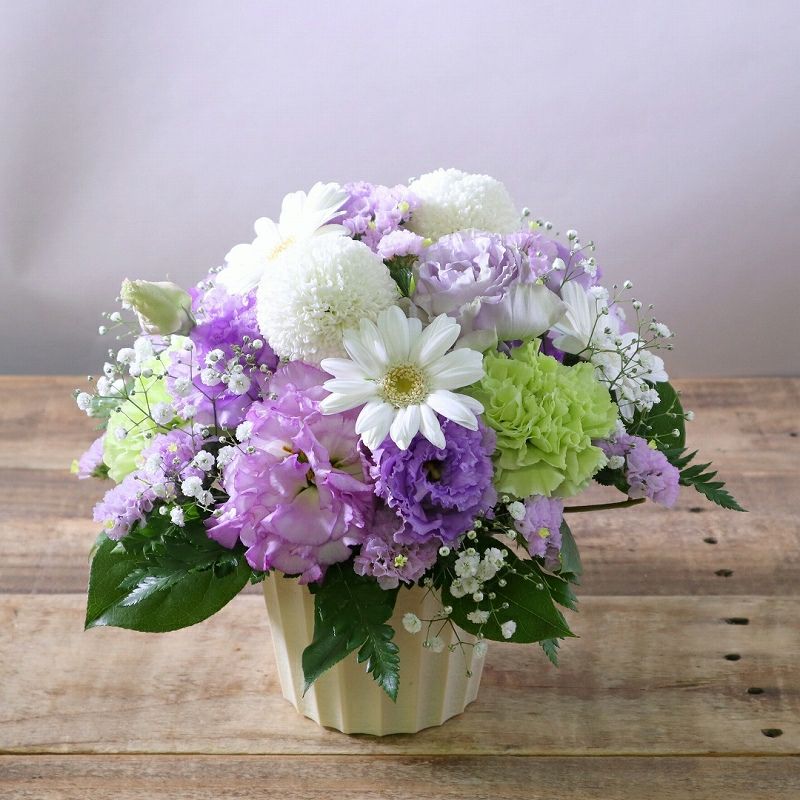 紫の花、ラベンダー色、藤色の花束、アレンジメント。お祝い、お供えにも喜ばれるお花、フラワーギフト