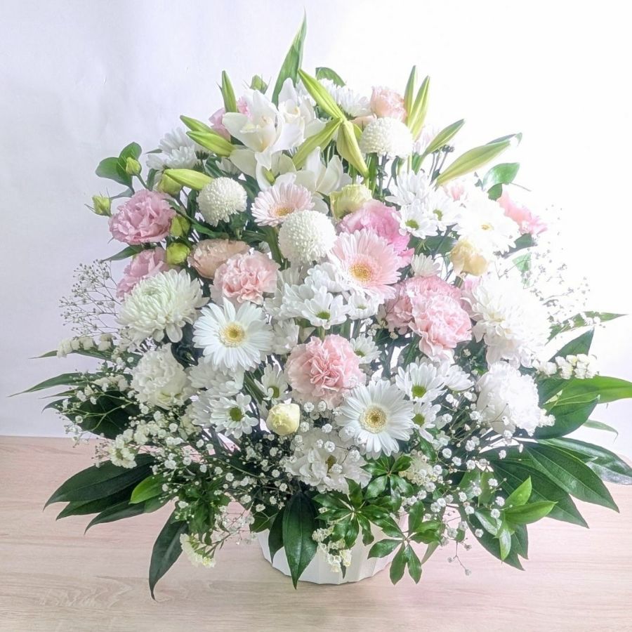 ピンク色の花束、アレンジメント。フラワーギフト。