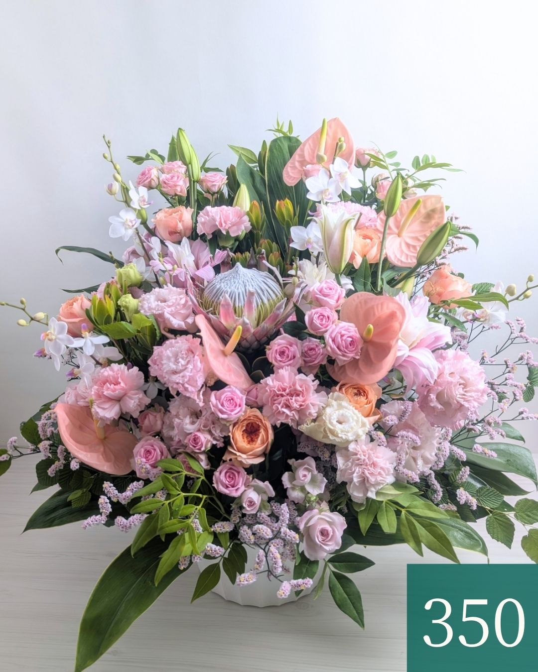 ピンク色のおしゃれな花束、上質なアレンジメント。お祝いに喜ばれるお花、フラワーギフト
