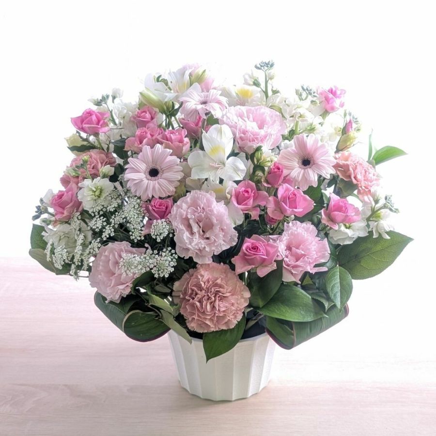 ピンク色の花束、アレンジメント。フラワーギフト。
