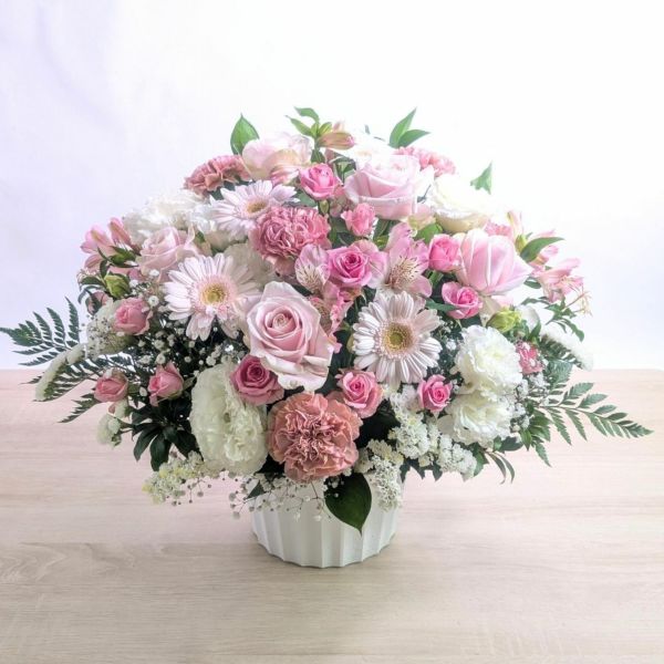 ピンク色の花束、アレンジメント。フラワーギフト。