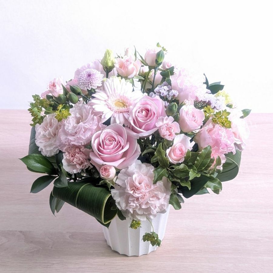 ピンク色の花束、アレンジメント。フラワーギフト。