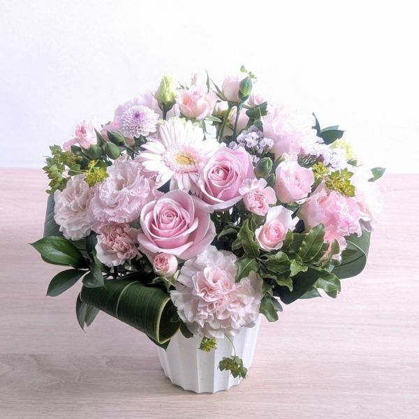 ピンク色の花束、アレンジメント。フラワーギフト。