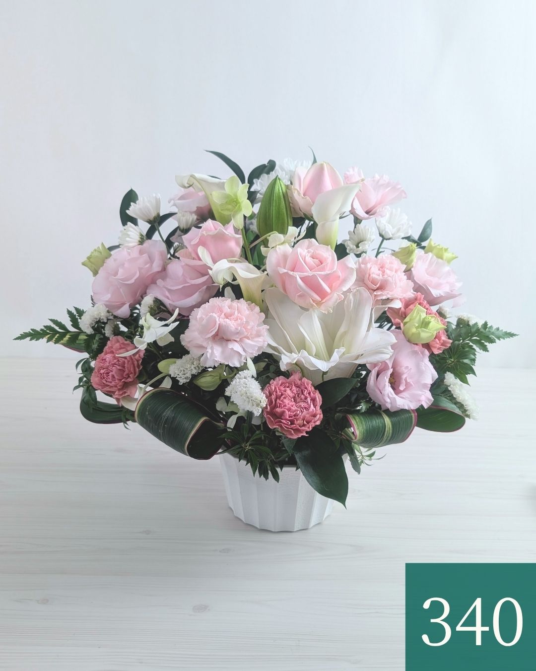 ピンク色のおしゃれな花束、上質なアレンジメント。お祝いに喜ばれるお花、フラワーギフト