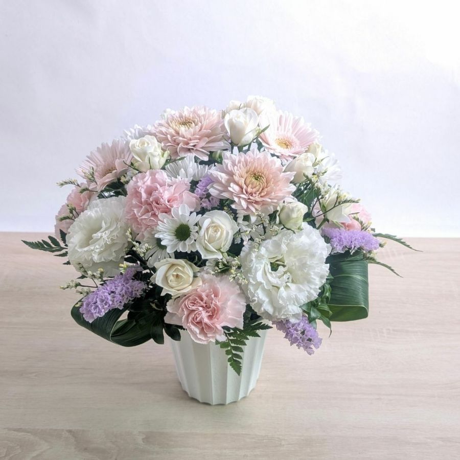 ピンク色の花束、アレンジメント。フラワーギフト。