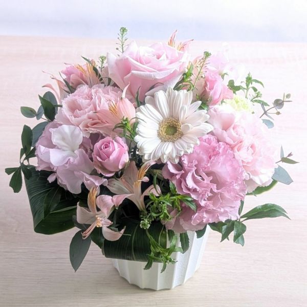ピンク色の花束、アレンジメント。フラワーギフト。