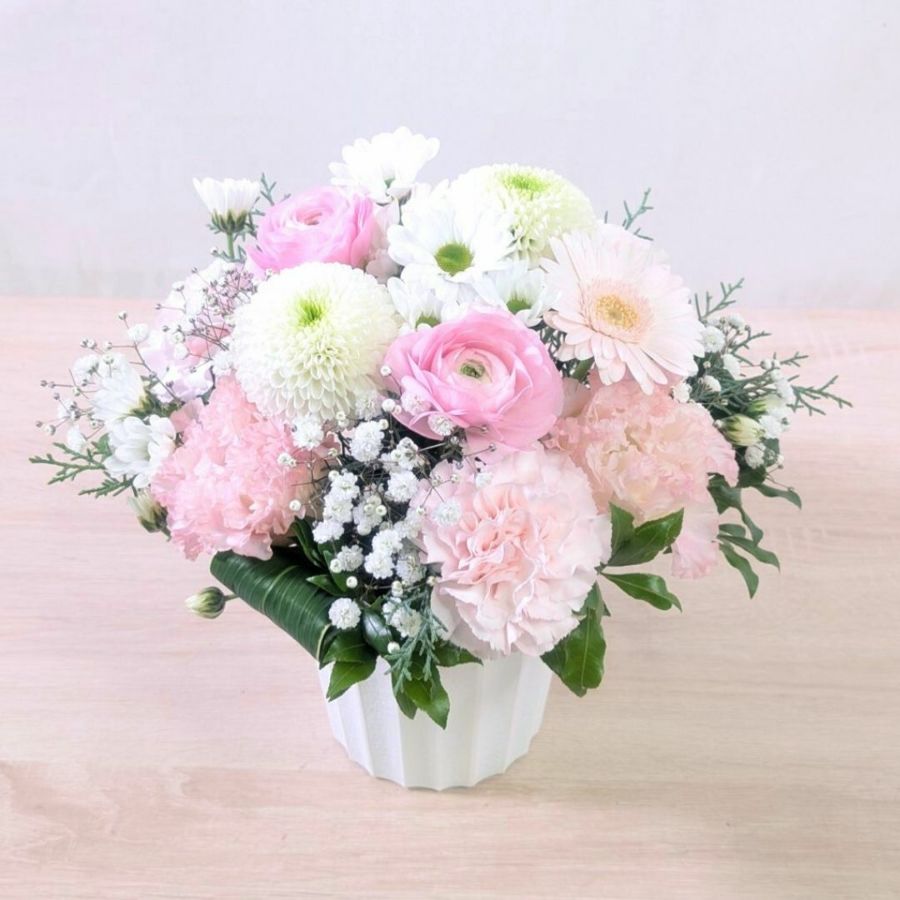 ピンク色の花束、アレンジメント。フラワーギフト。