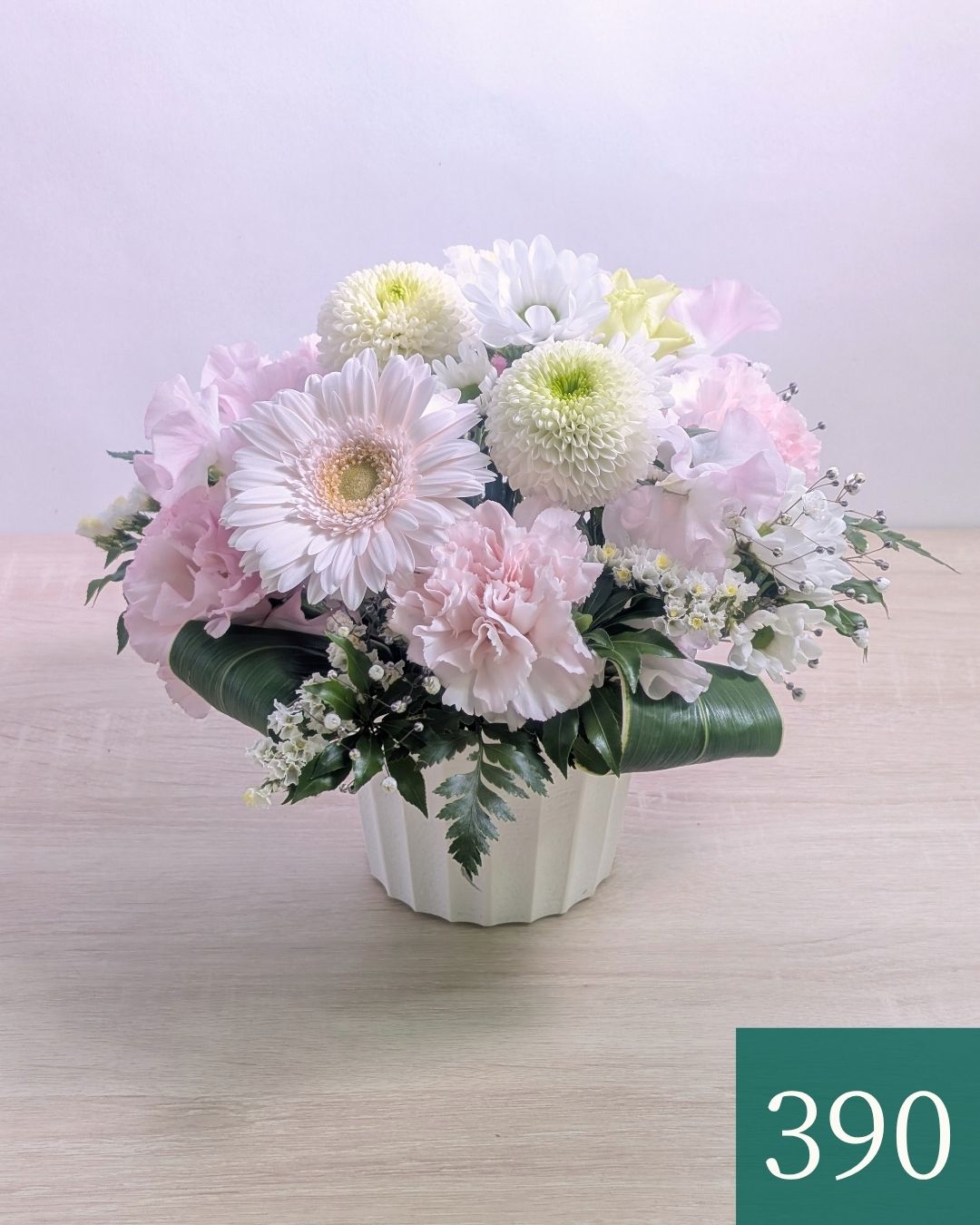 ピンク色のおしゃれな花束、上質なアレンジメント。お祝いに喜ばれるお花、フラワーギフト