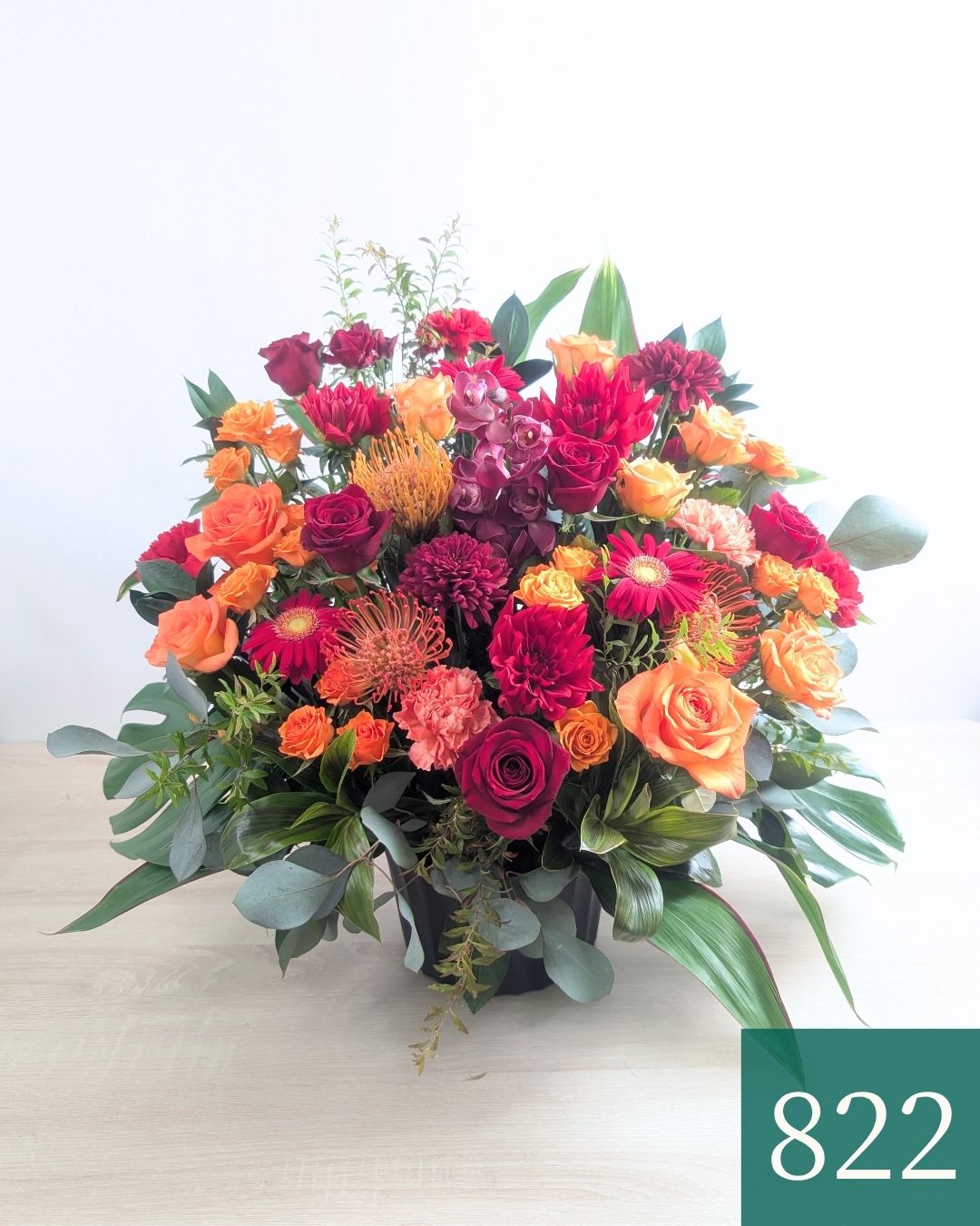 オレンジ色と赤色の花束、おしゃれなアレンジメント。会社のお祝い・記念日に喜ばれるお花のギフト