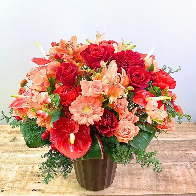 オレンジ色と赤色の花束、おしゃれなアレンジメント。会社のお祝い・記念日に喜ばれるお花のギフト