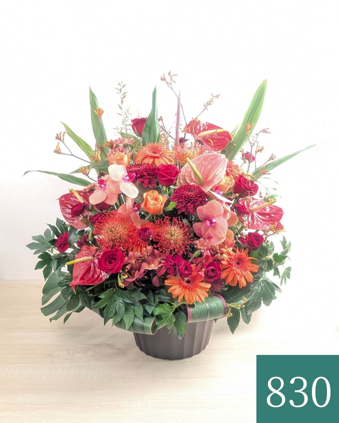 オレンジ色と赤色の花束、おしゃれなアレンジメント。会社のお祝い・記念日に喜ばれるお花のギフト