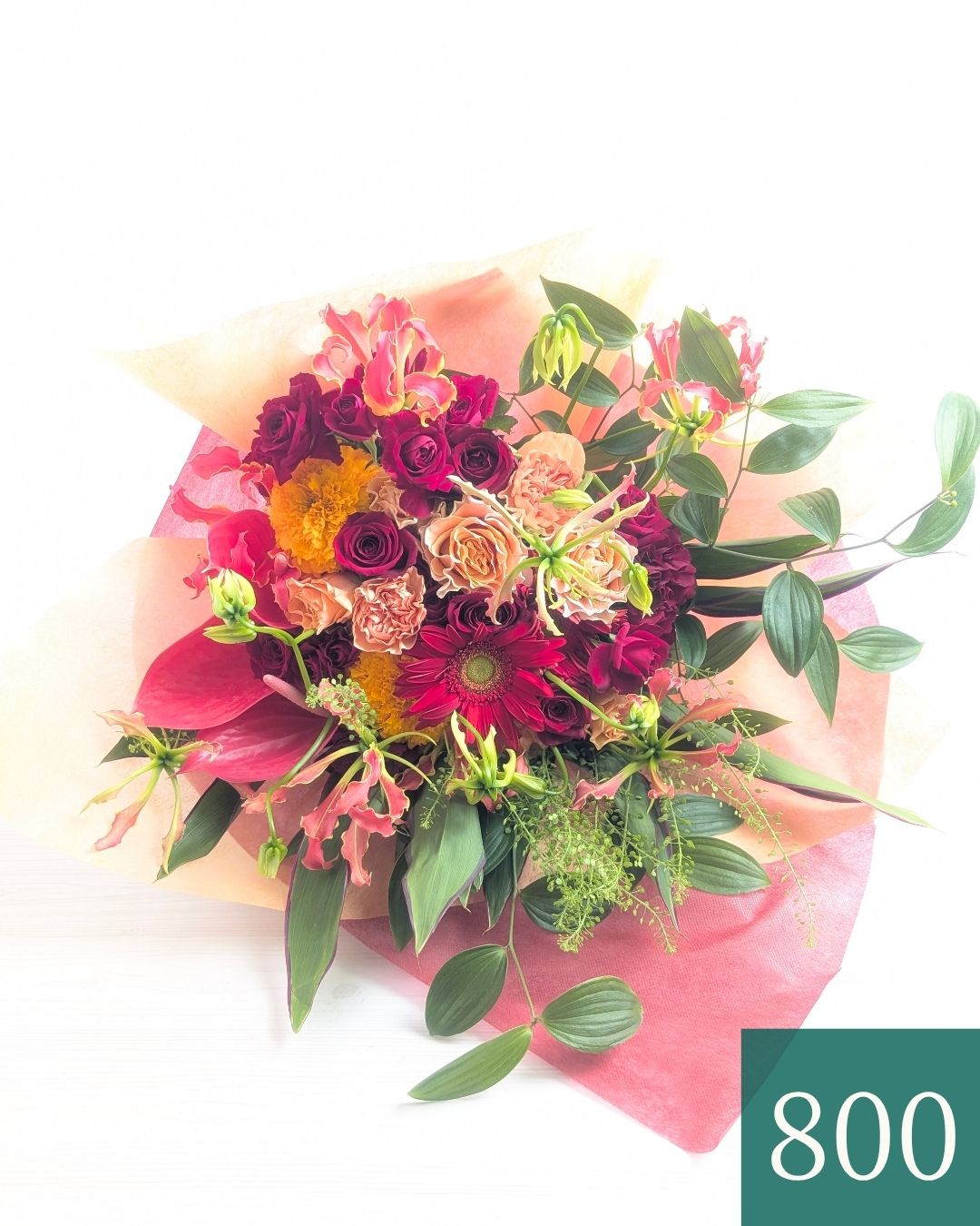 オレンジ色と赤色の花束、おしゃれなアレンジメント。会社のお祝い・記念日に喜ばれるお花のギフト
