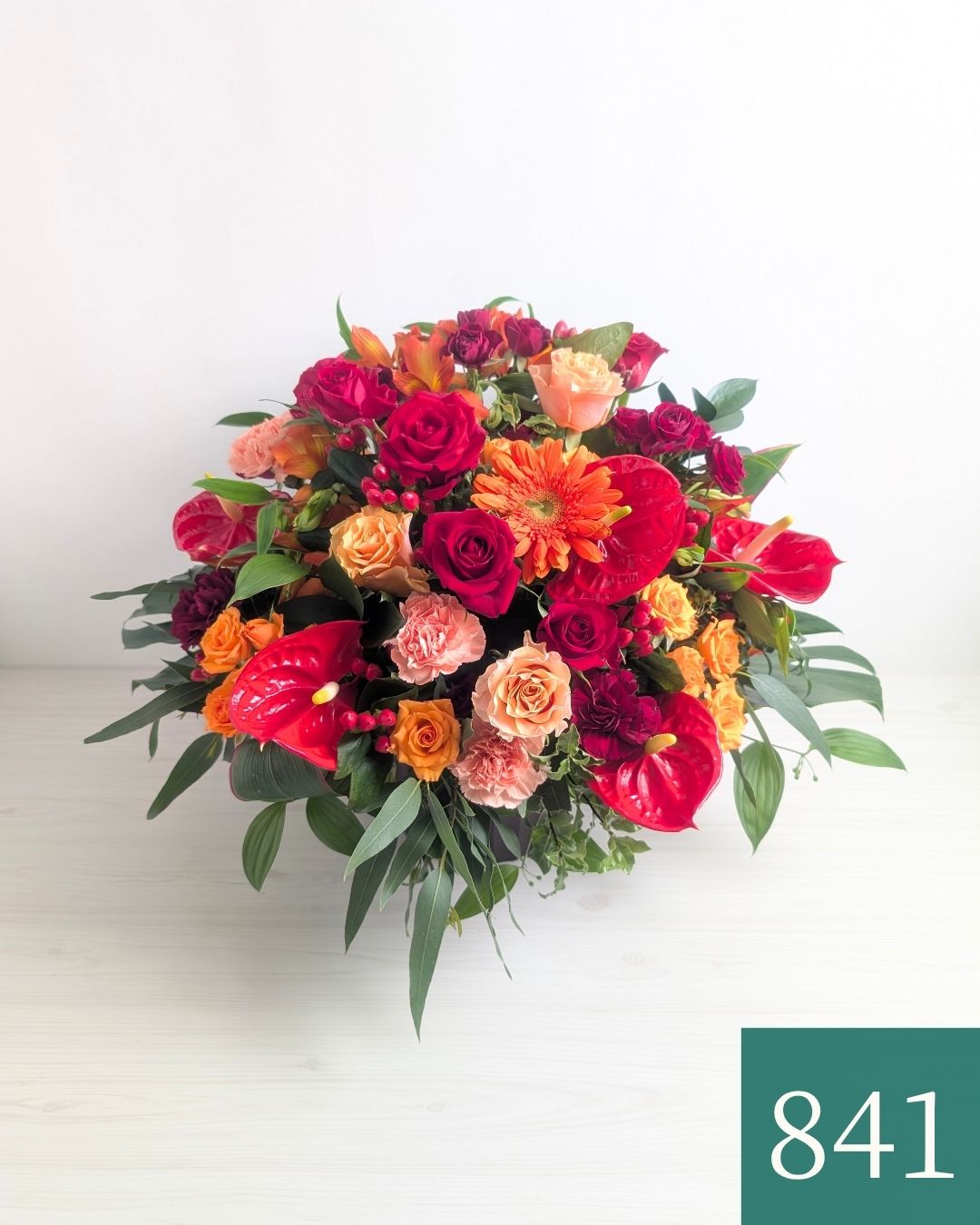 オレンジ色と赤色の花束、おしゃれなアレンジメント。会社のお祝い・記念日に喜ばれるお花のギフト