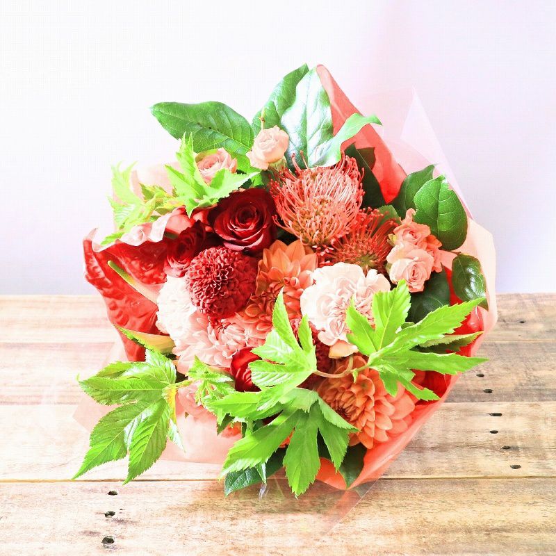 オレンジ色と赤色の花束、おしゃれなアレンジメント。会社のお祝い・記念日に喜ばれるお花のギフト