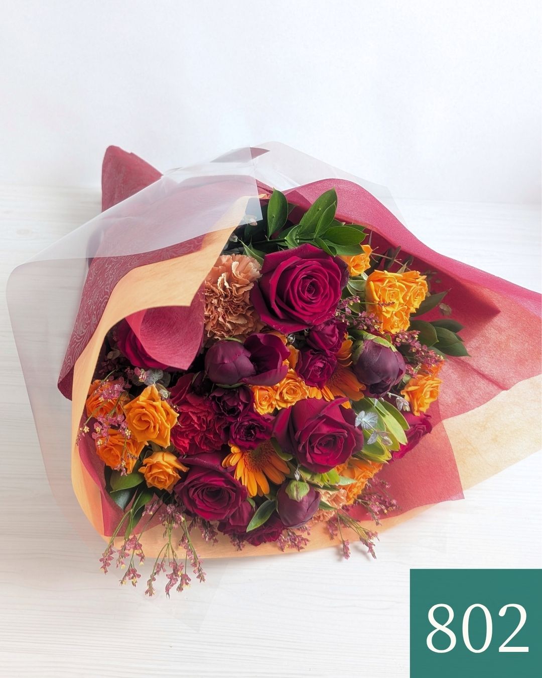 オレンジ色と赤色の花束、おしゃれなアレンジメント。会社のお祝い・記念日に喜ばれるお花のギフト
