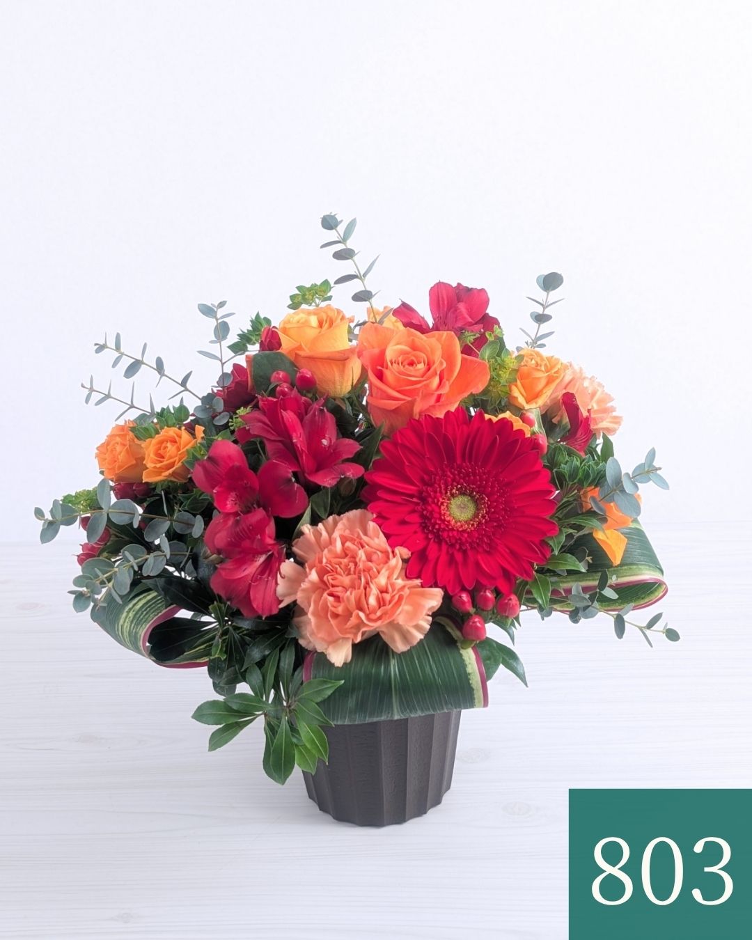 オレンジ色と赤色の花束、おしゃれなアレンジメント。会社のお祝い・記念日に喜ばれるお花のギフト
