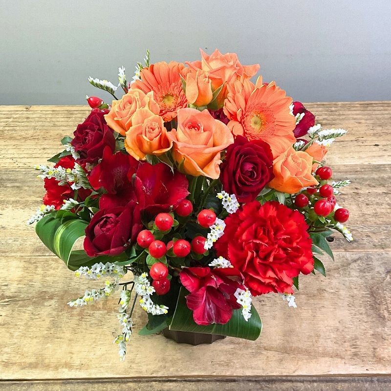 オレンジ色と赤色の花束、おしゃれなアレンジメント。会社のお祝い・記念日に喜ばれるお花のギフト