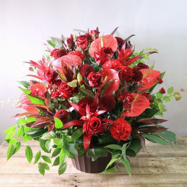赤い花束、かっこいい生花のアレンジメント。会社のお祝い・記念日に喜ばれるお花のギフト・贈り物