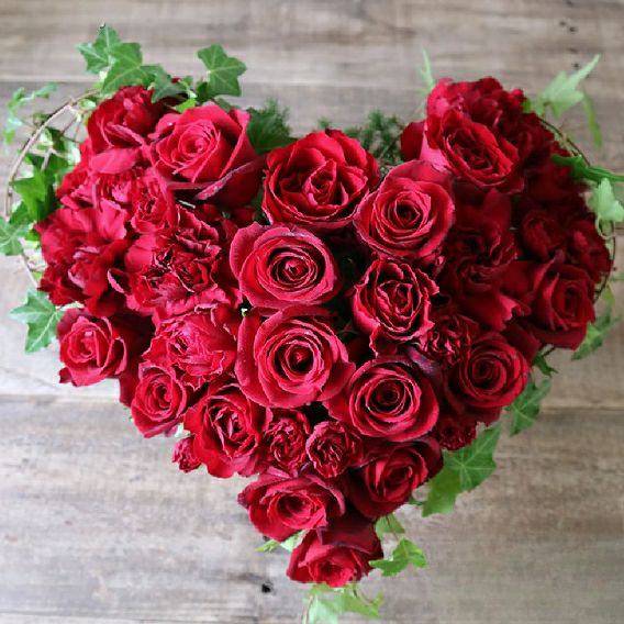 赤い花束、かっこいい生花のアレンジメント。会社のお祝い・記念日に喜ばれるお花のギフト・贈り物