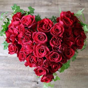 赤い花束、かっこいい生花のアレンジメント。会社のお祝い・記念日に喜ばれるお花のギフト・贈り物