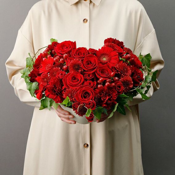 赤い花束、かっこいい生花のアレンジメント。会社のお祝い・記念日に喜ばれるお花のギフト・贈り物