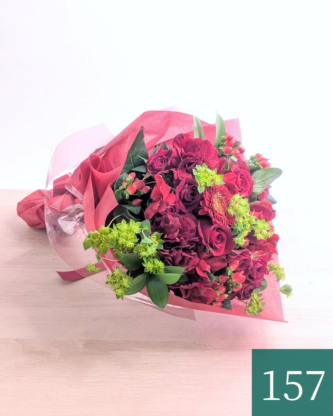 赤い花束、かっこいい生花のアレンジメント。会社のお祝い・記念日に喜ばれるお花のギフト・贈り物