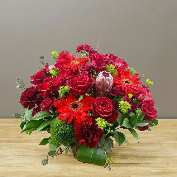 赤い花束、かっこいい生花のアレンジメント。会社のお祝い・記念日に喜ばれるお花のギフト・贈り物