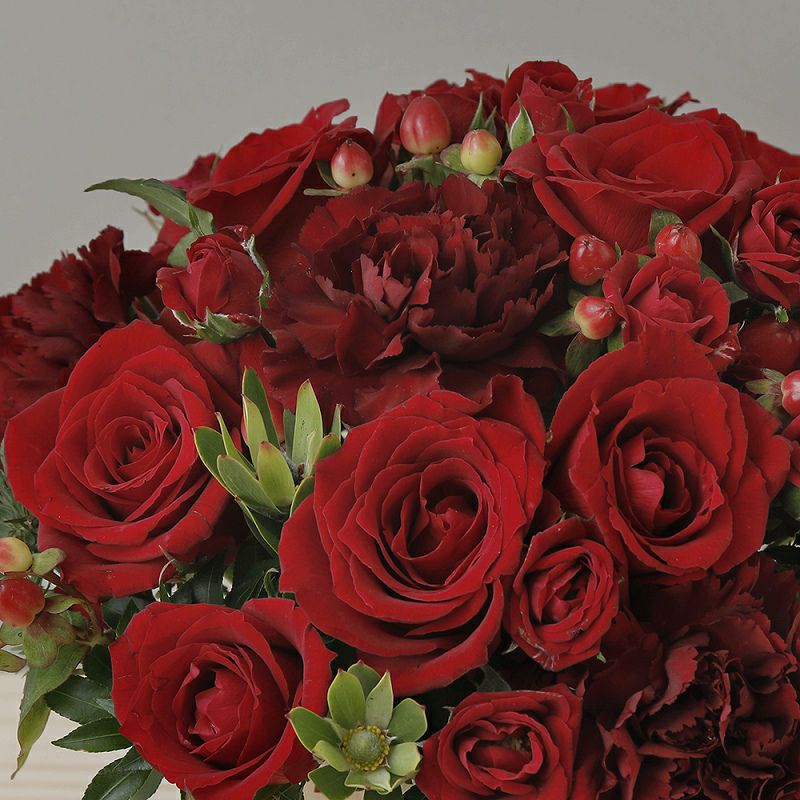 赤い花束、かっこいい生花のアレンジメント。会社のお祝い・記念日に喜ばれるお花のギフト・贈り物