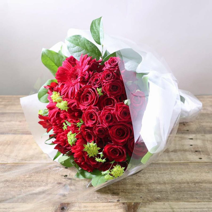 赤い花束、かっこいい生花のアレンジメント。会社のお祝い・記念日に喜ばれるお花のギフト・贈り物