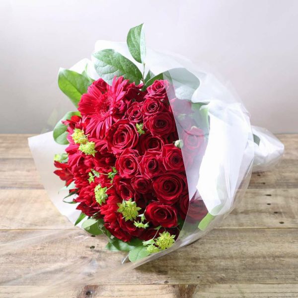 赤い花束、かっこいい生花のアレンジメント。会社のお祝い・記念日に喜ばれるお花のギフト・贈り物