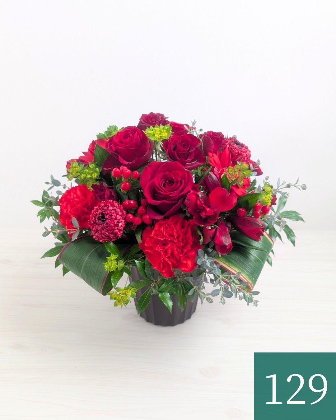 赤い花束、かっこいい生花のアレンジメント。会社のお祝い・記念日に喜ばれるお花のギフト・贈り物
