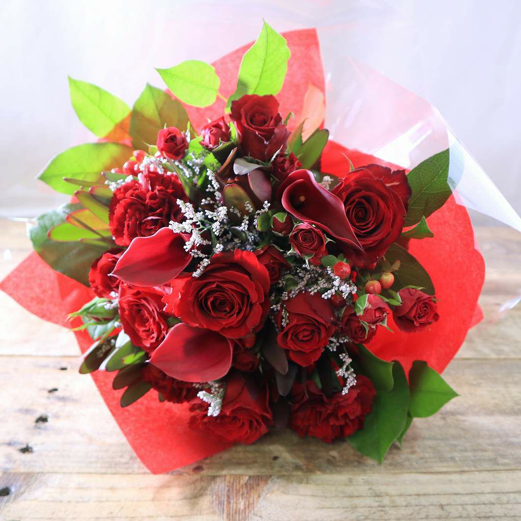 赤い花束、かっこいい生花のアレンジメント。会社のお祝い・記念日に喜ばれるお花のギフト・贈り物