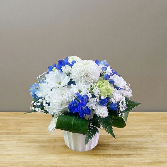 青い花束、青い花の生花アレンジメント。会社のお祝い・記念日に喜ばれるお花のギフト・贈り物