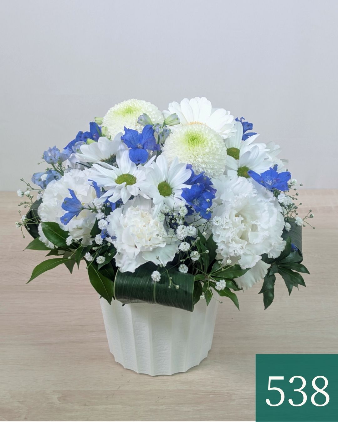 青い花束、青い花の生花アレンジメント。会社のお祝い・記念日に喜ばれるお花のギフト・贈り物