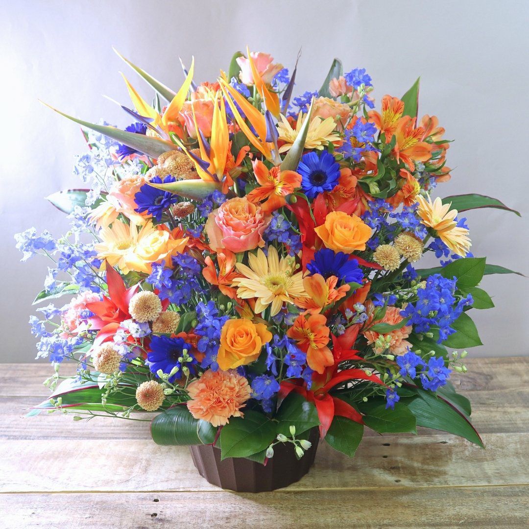 青色とオレンジ色の花束、おしゃれなアレンジメント。お祝い・記念日に喜ばれるお花のギフト