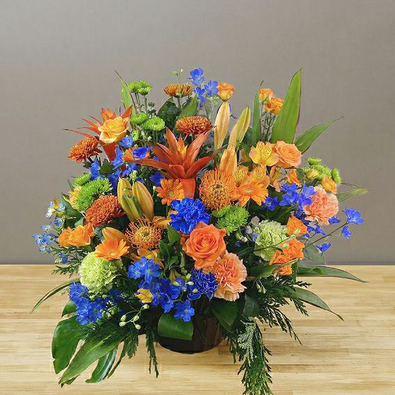 青色とオレンジ色の花束、おしゃれなアレンジメント。お祝い・記念日に喜ばれるお花のギフト